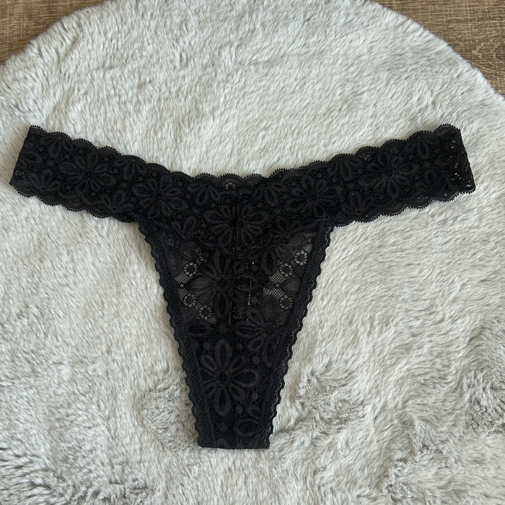 Victoria’s Secret Lace Thong Panty M